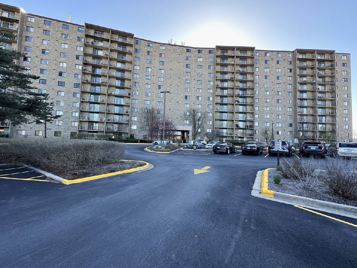 Condominiums Sold Lake Hinsdale Towers Willowbrook Illinois, 6340 Americana
