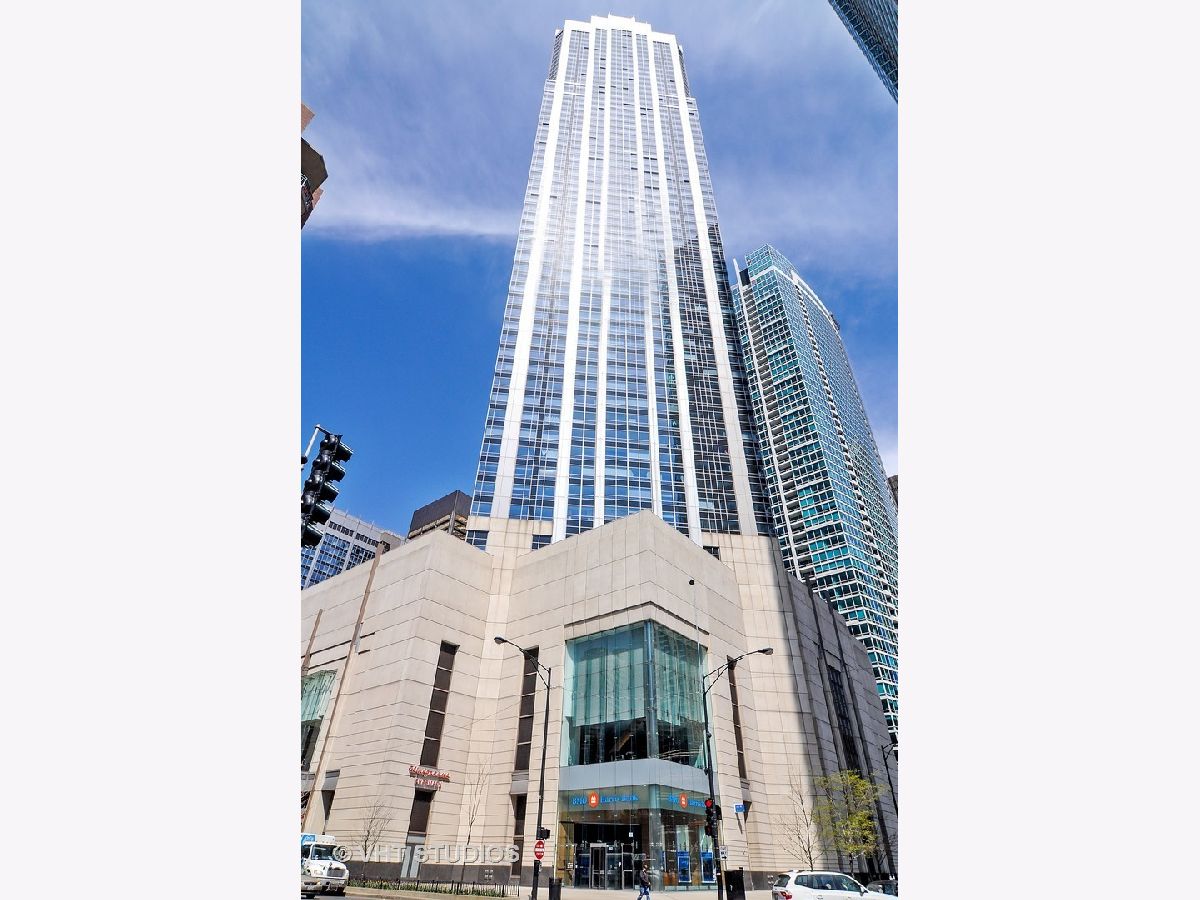 Condos & Townhomes Rented Residences At River East Chicago Illinois, 512 Mcclurg