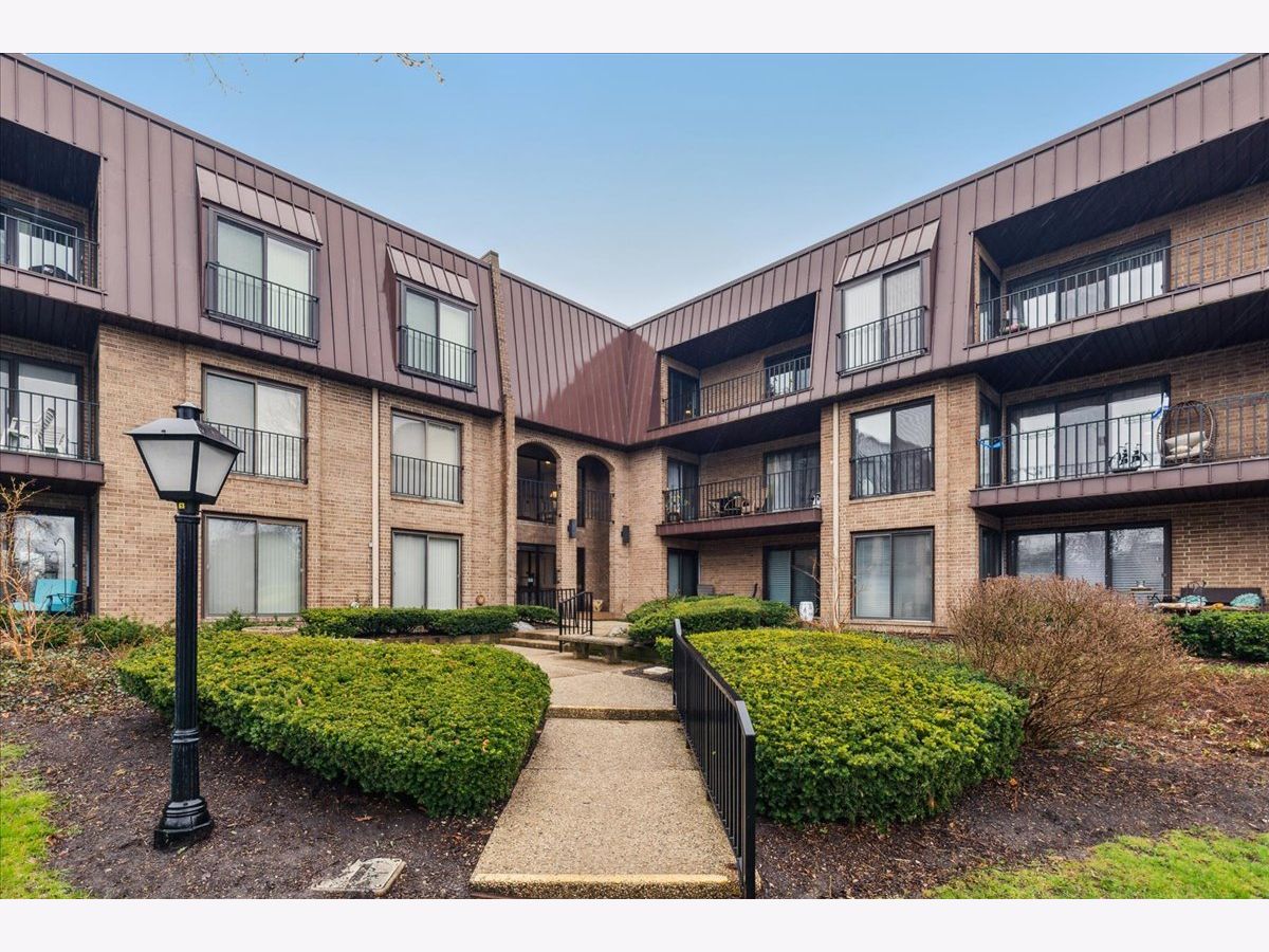 Townhomes & Condos & Homes Sold Ancient Tree Northbrook Illinois, 2 The Court Of Harborside