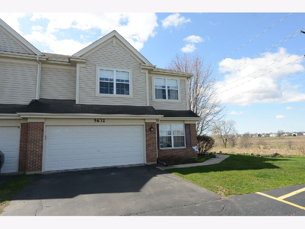 Townhomes & Condos Sold Coventry Lake In The Hills Illinois, 5632 Wildspring