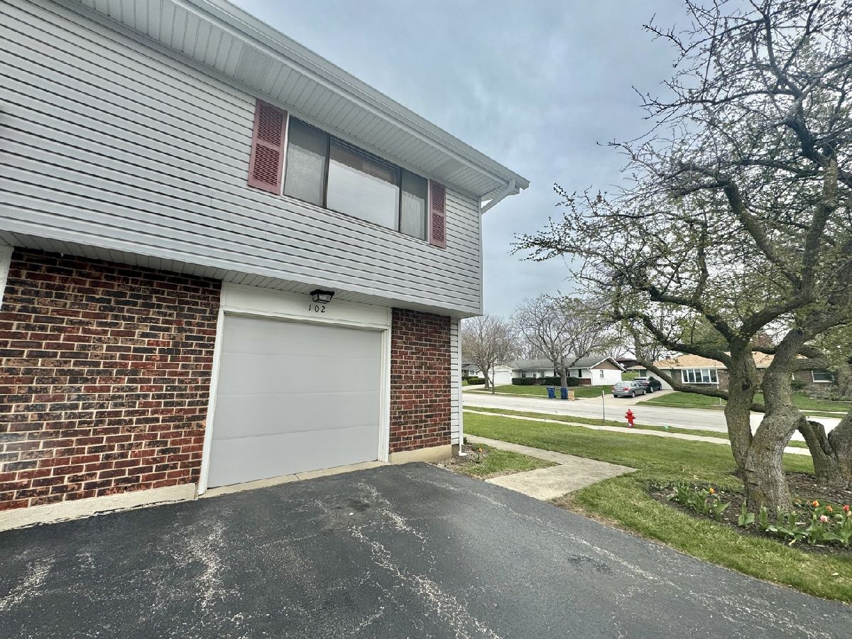 Condos & Townhomes Rented Weathersfield Lake Schaumburg Illinois, 102 Salem