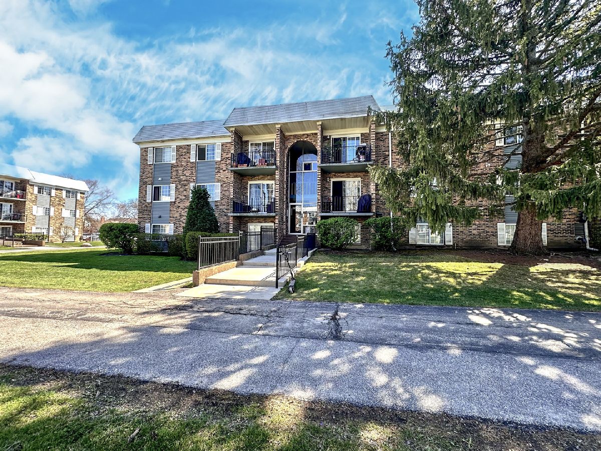 Condominiums Rented Arlington Glen Arlington Heights Illinois, 1609 Windsor