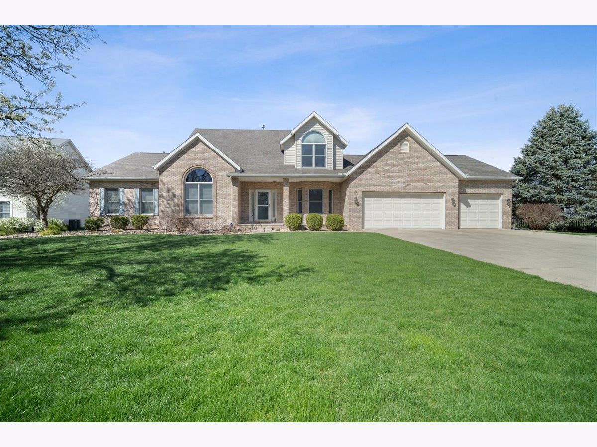 Homes & Condos & Townhomes Sold Hawthorne Hills Bloomington Illinois, 6 Milton
