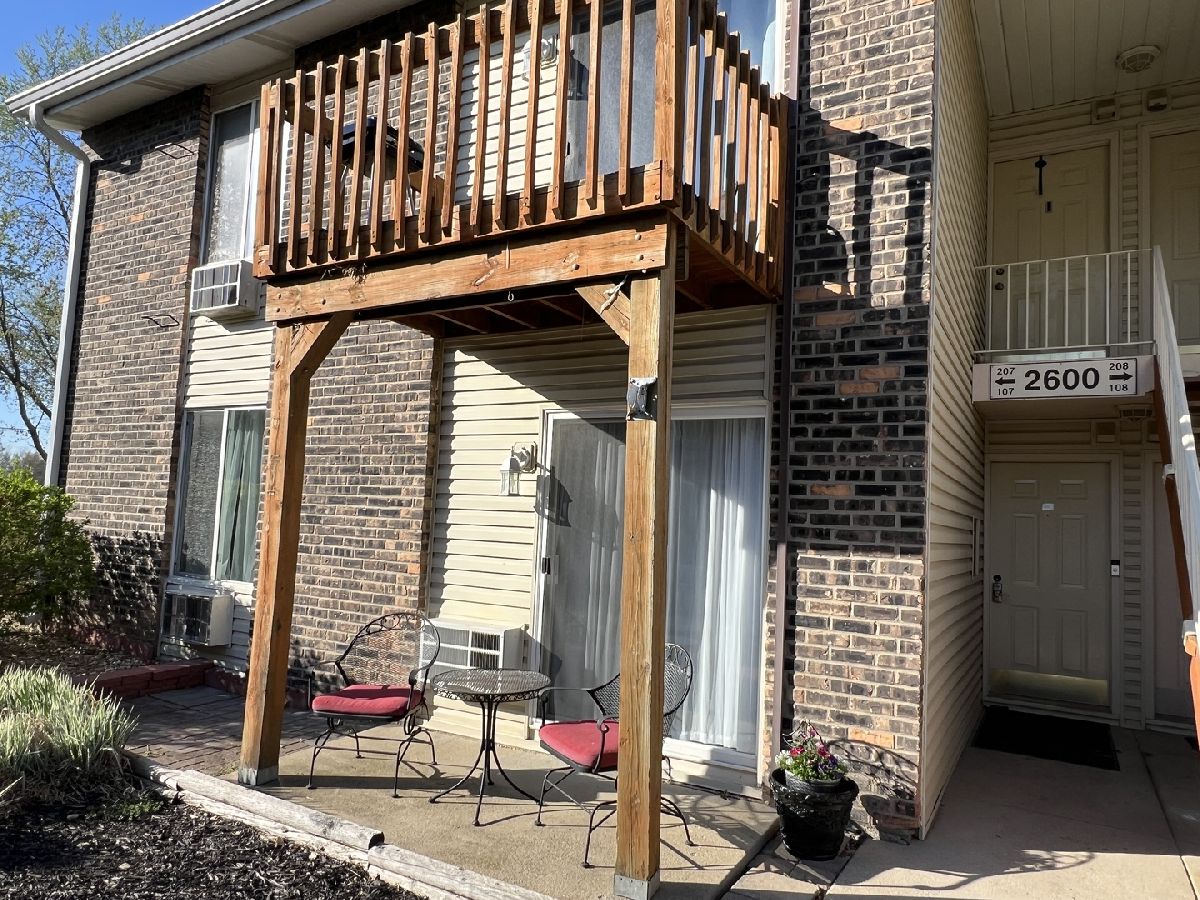 Condominiums Rented Deer Run Oswego Illinois, 2600 Light