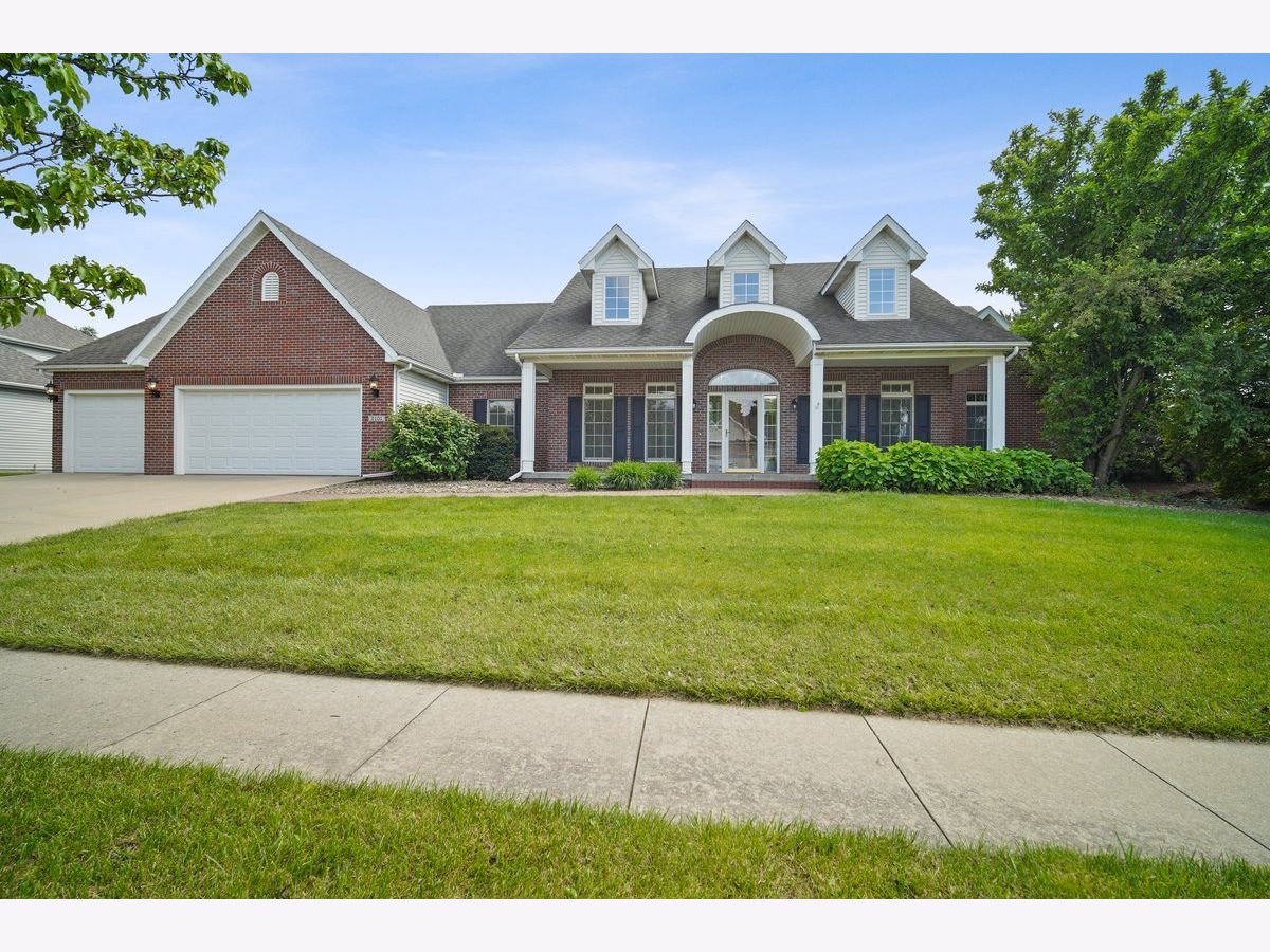 Homes & Condos & Townhomes Sold Summerfield Bloomington Illinois, 2101 Summerfield