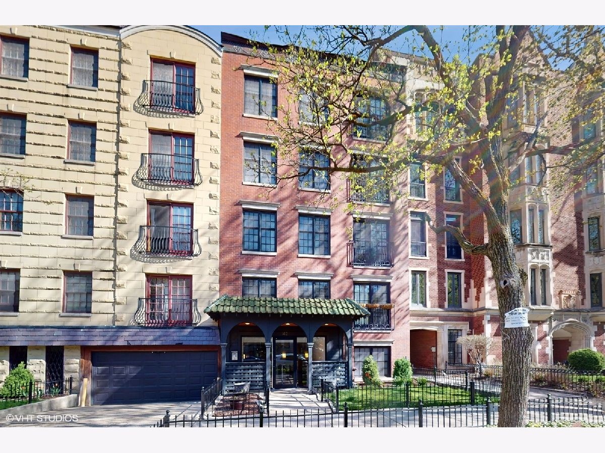 Condominiums Sold Barry By The Lake Chicago Illinois, 512 Barry