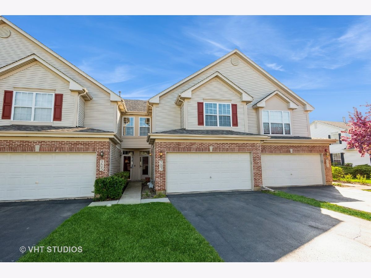 Townhomes Sold Stuarts Crossing St Charles Illinois, 707 Stuarts