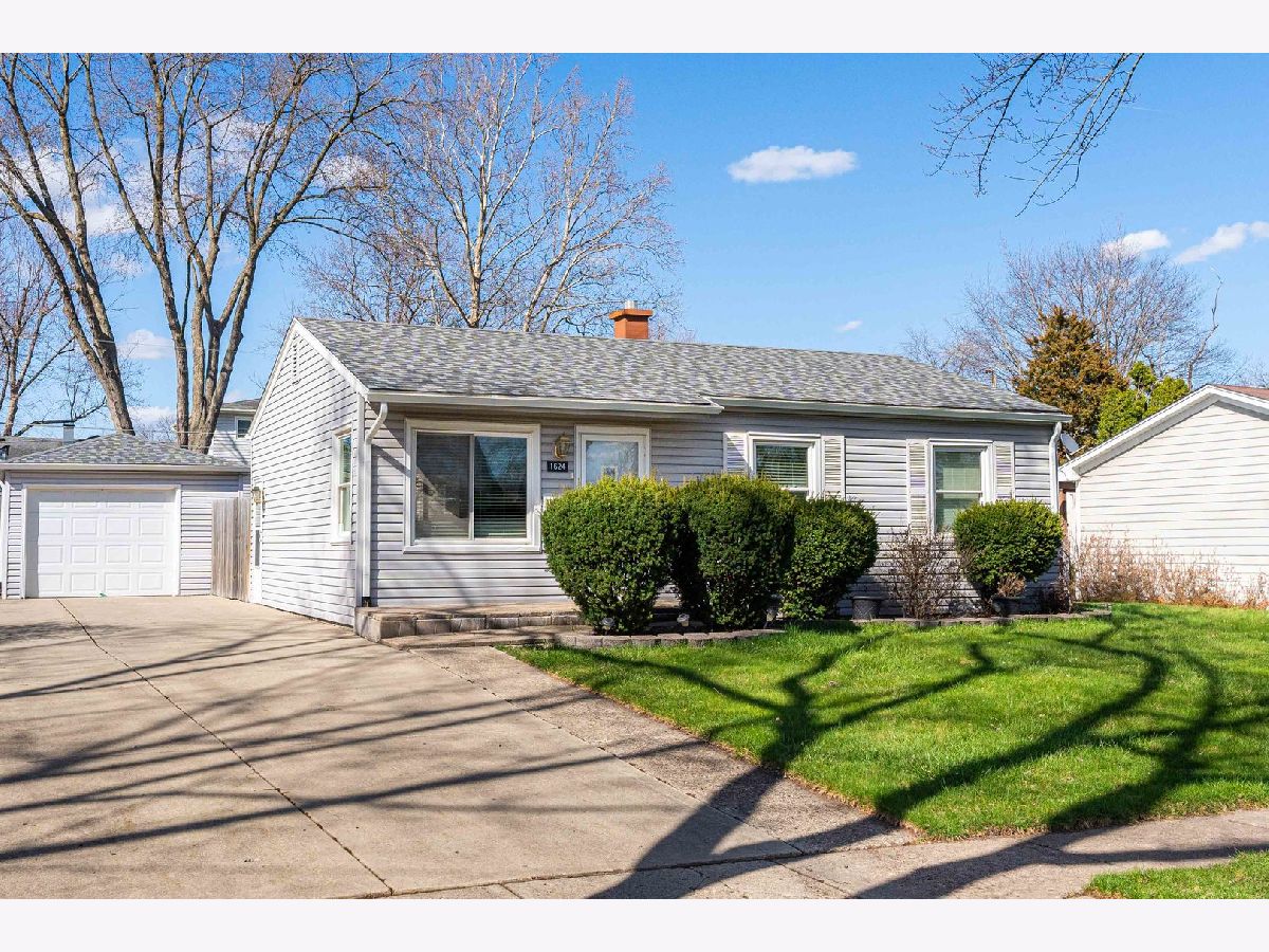 Homes & Condos & Townhomes Sold Hanover Gardens Hanover Park Illinois, 1624 Poplar