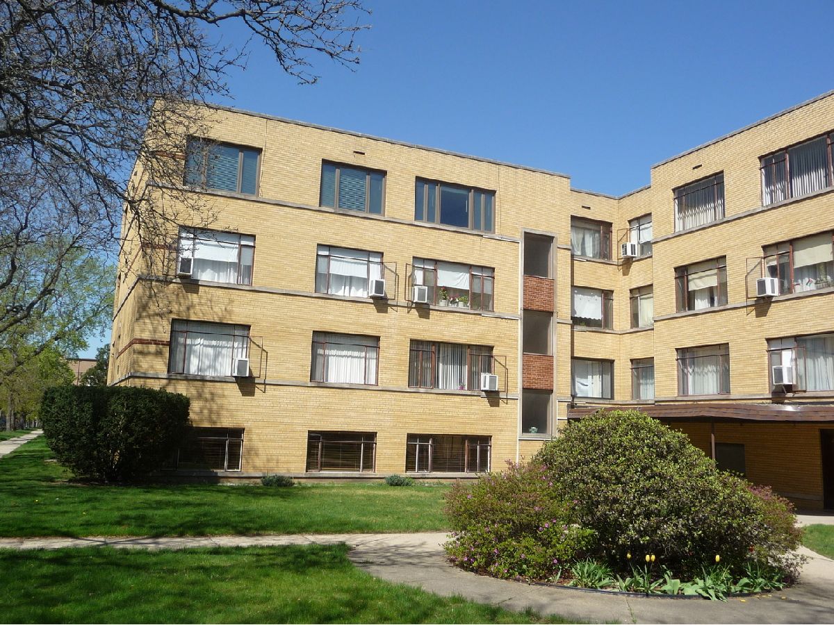 Homes & Condos & Townhomes Rented Budlong Woods Chicago Illinois, 2710 Summerdale