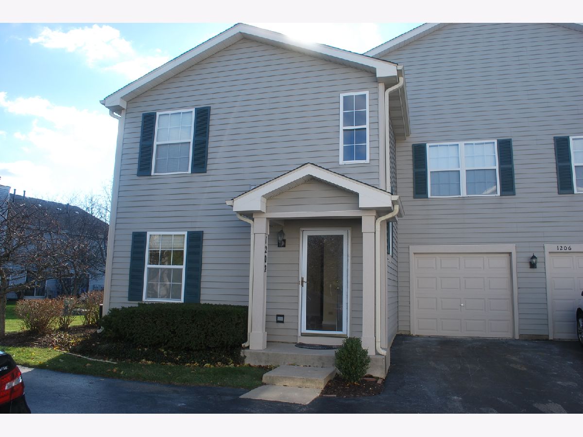 Townhomes & Condos & Homes Rented Lakewood Village Mundelein Illinois, 1202 Orleans