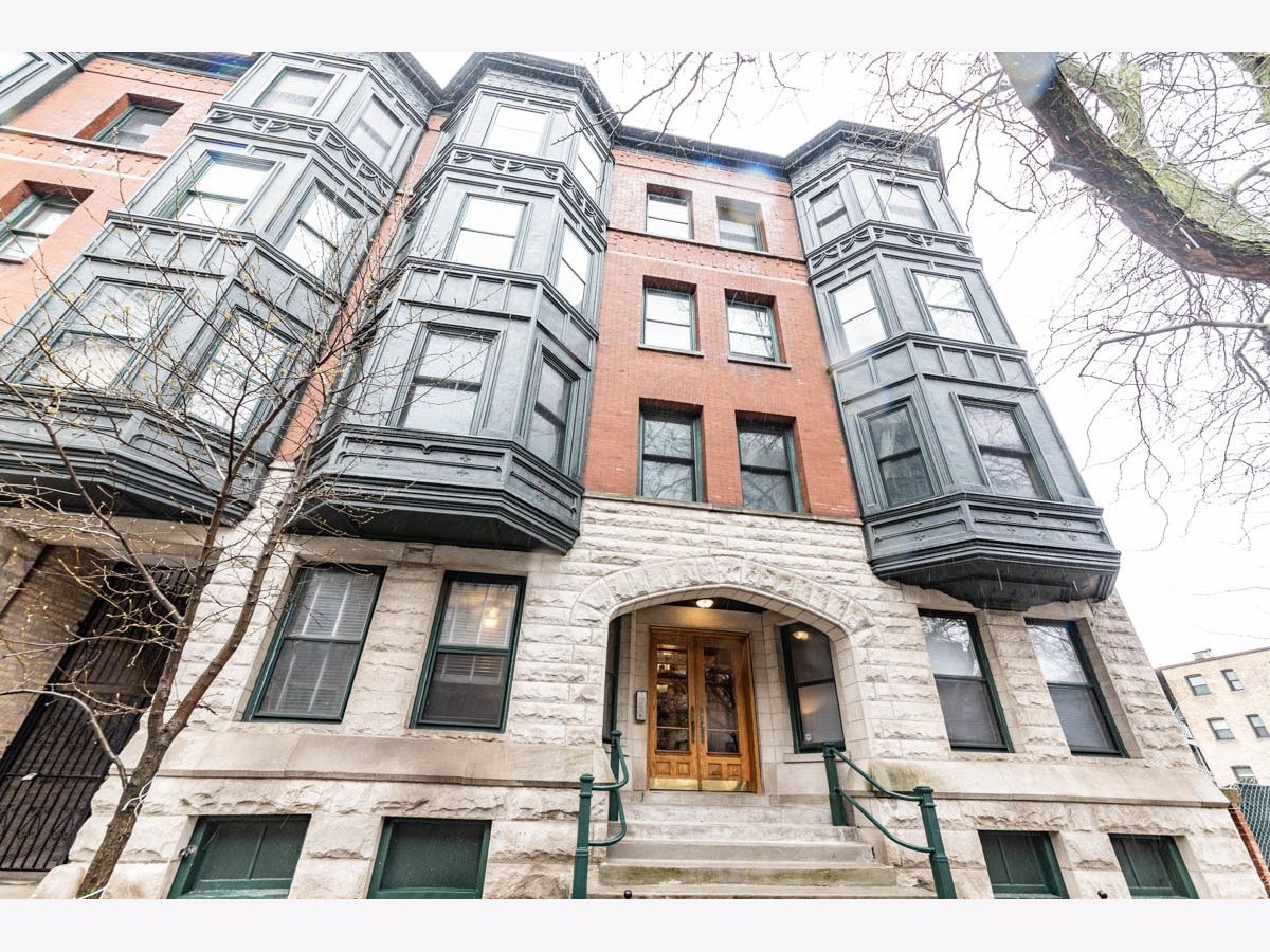 Condos & Townhomes Rented Victorian Landmark Condos Chicago Illinois, 505 Fullerton