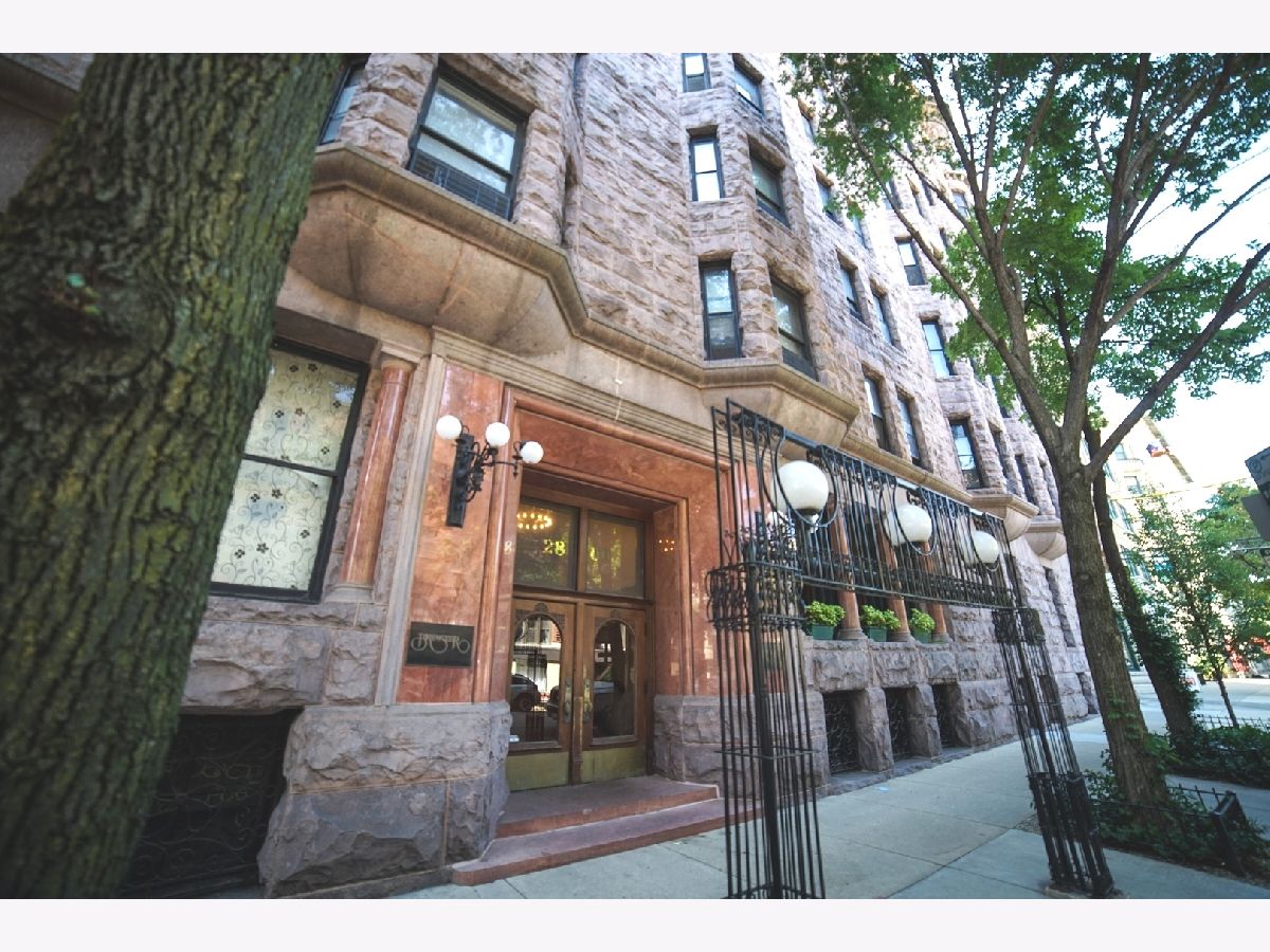 Condominiums Rented The Brewster Chicago Illinois, 2800 Pine Grove