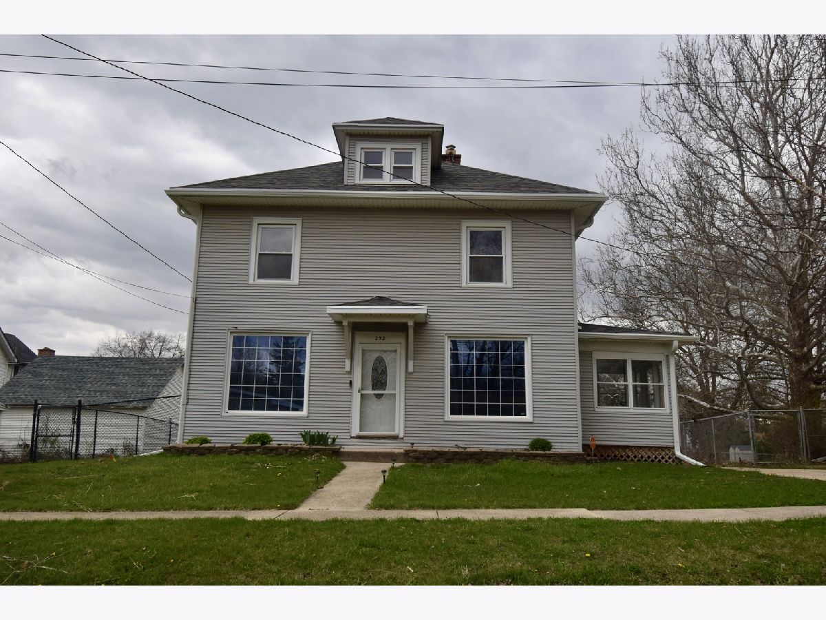  Rented Freeport Illinois, 252 Cleveland