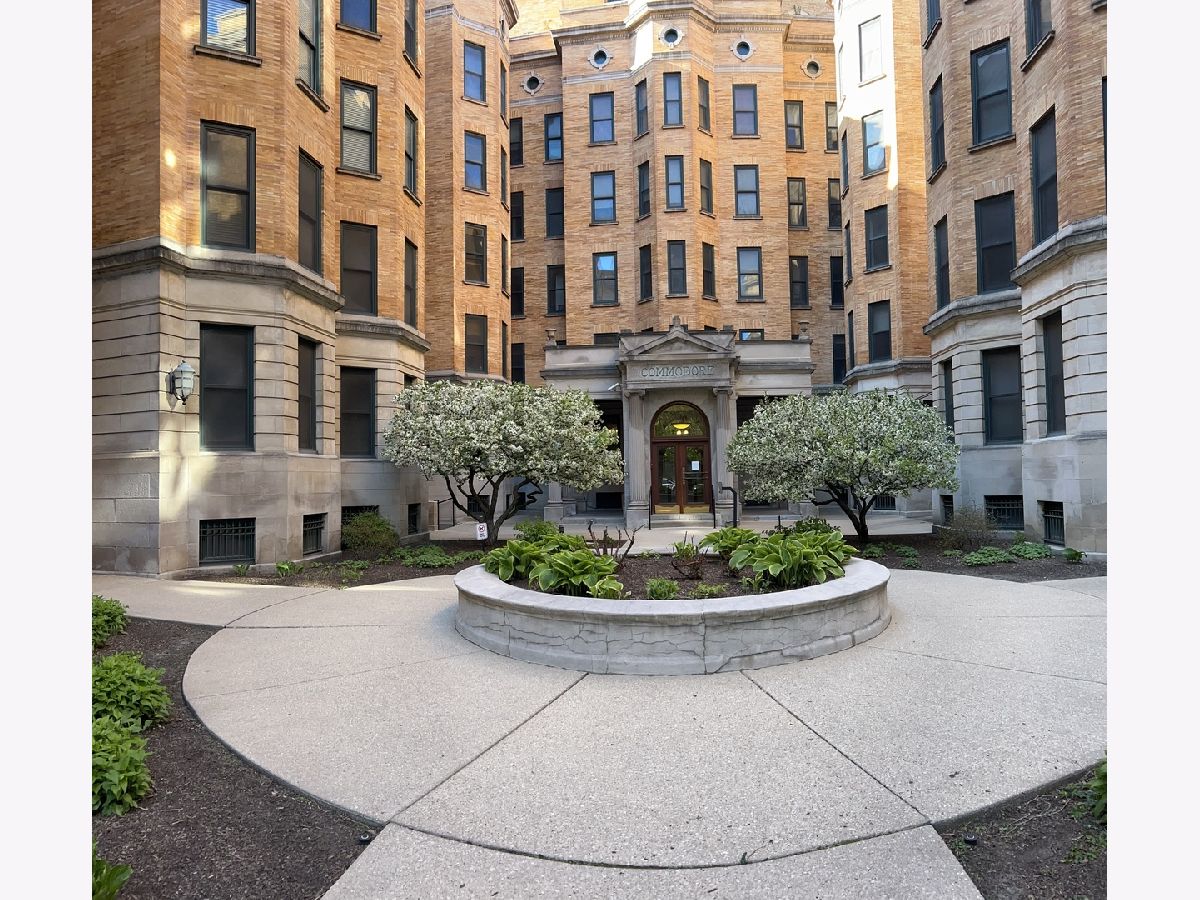 Condominiums Rented Commodore Chicago Illinois, 550 Surf