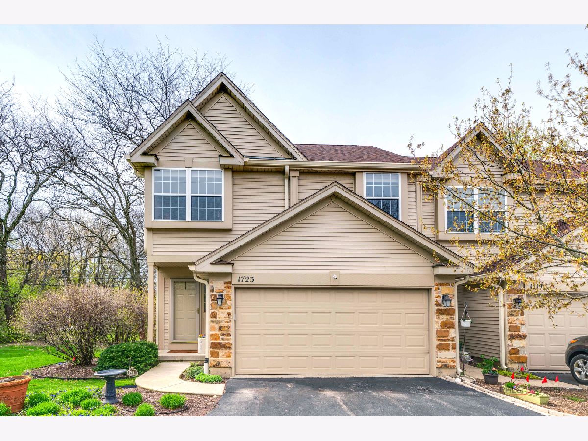 Townhomes Sold Maplewood Court Grayslake Illinois, 1723 Maplewood