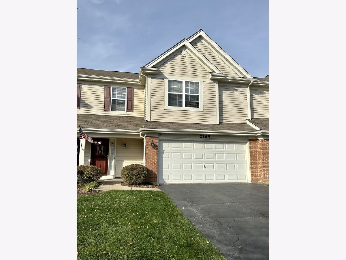 Townhomes & Condos Rented Coventry Lake In The Hills Illinois, 2265 Pembridge