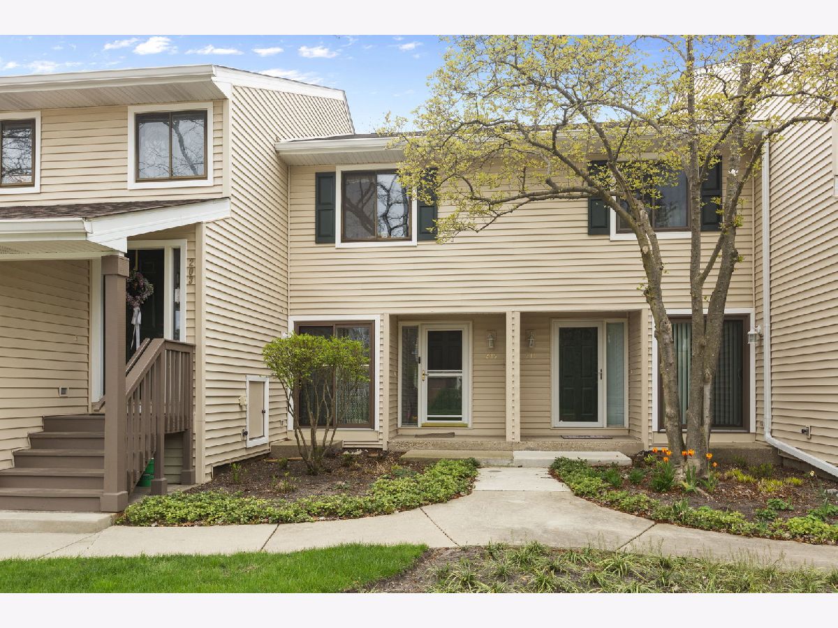 Townhomes & Condos Sold Hidden Lake Village Buffalo Grove Illinois, 205 Winding Oak