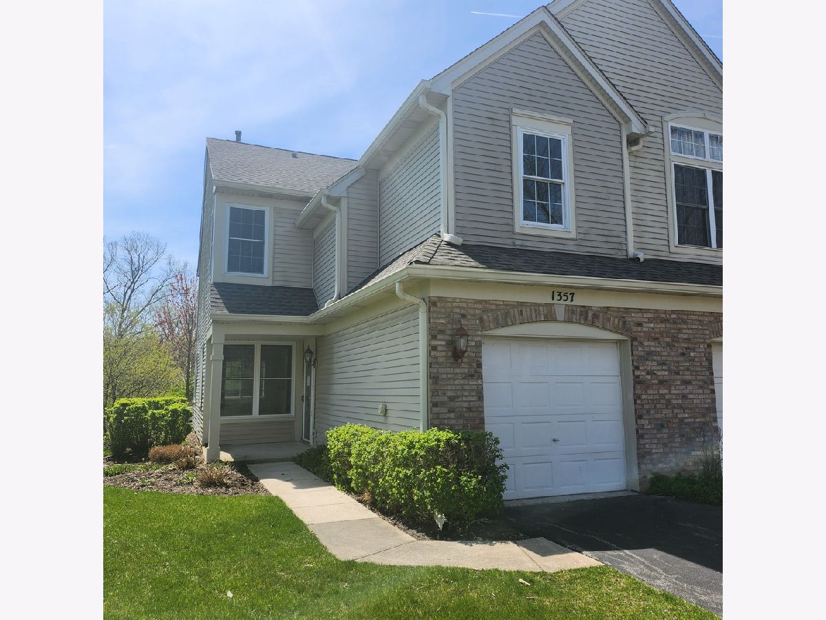 Townhomes & Homes Sold Briargate Grayslake Illinois, 1357 Longchamps