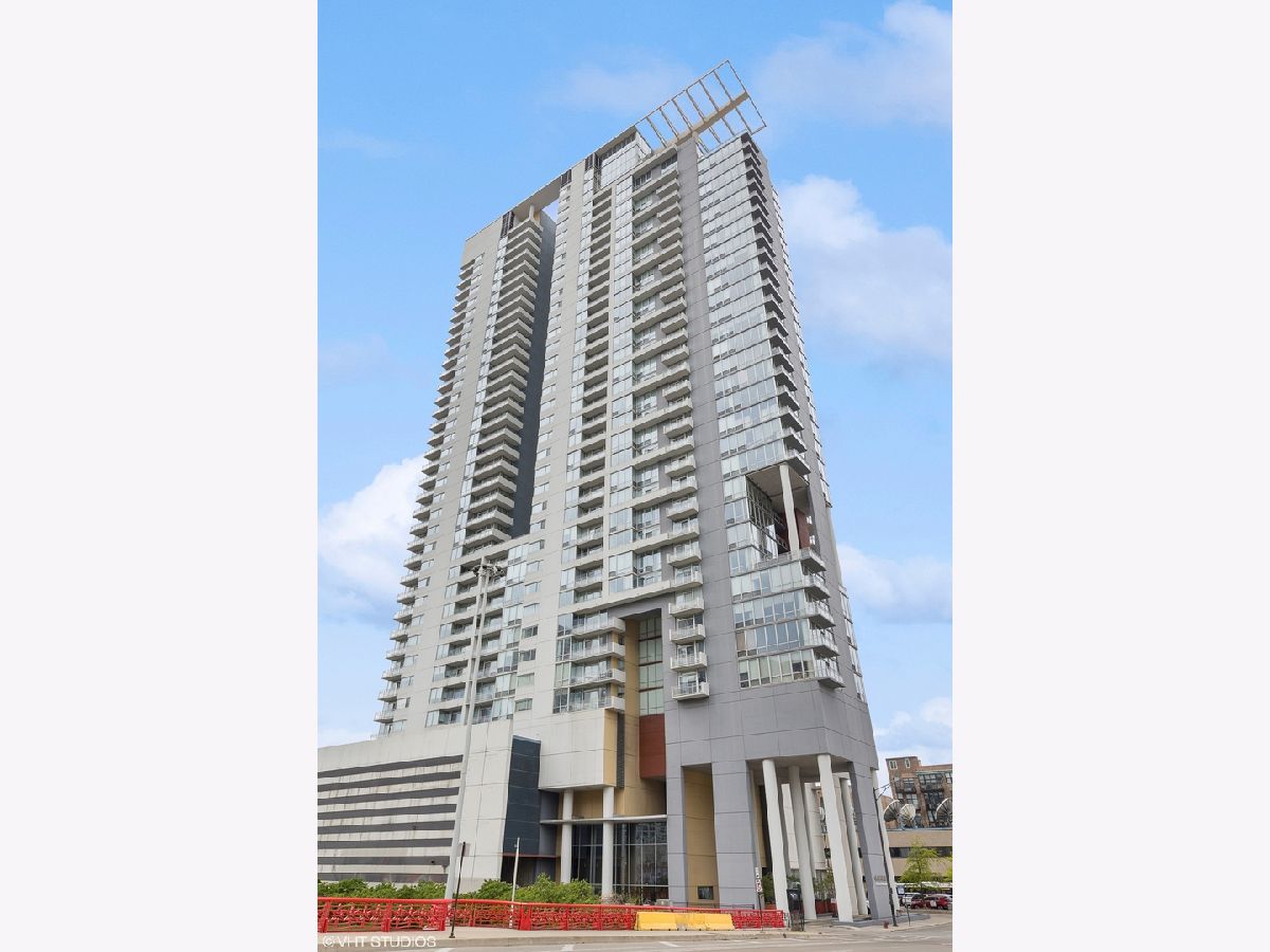 Condominiums Sold Skybridge Chicago Illinois, 737 Washington