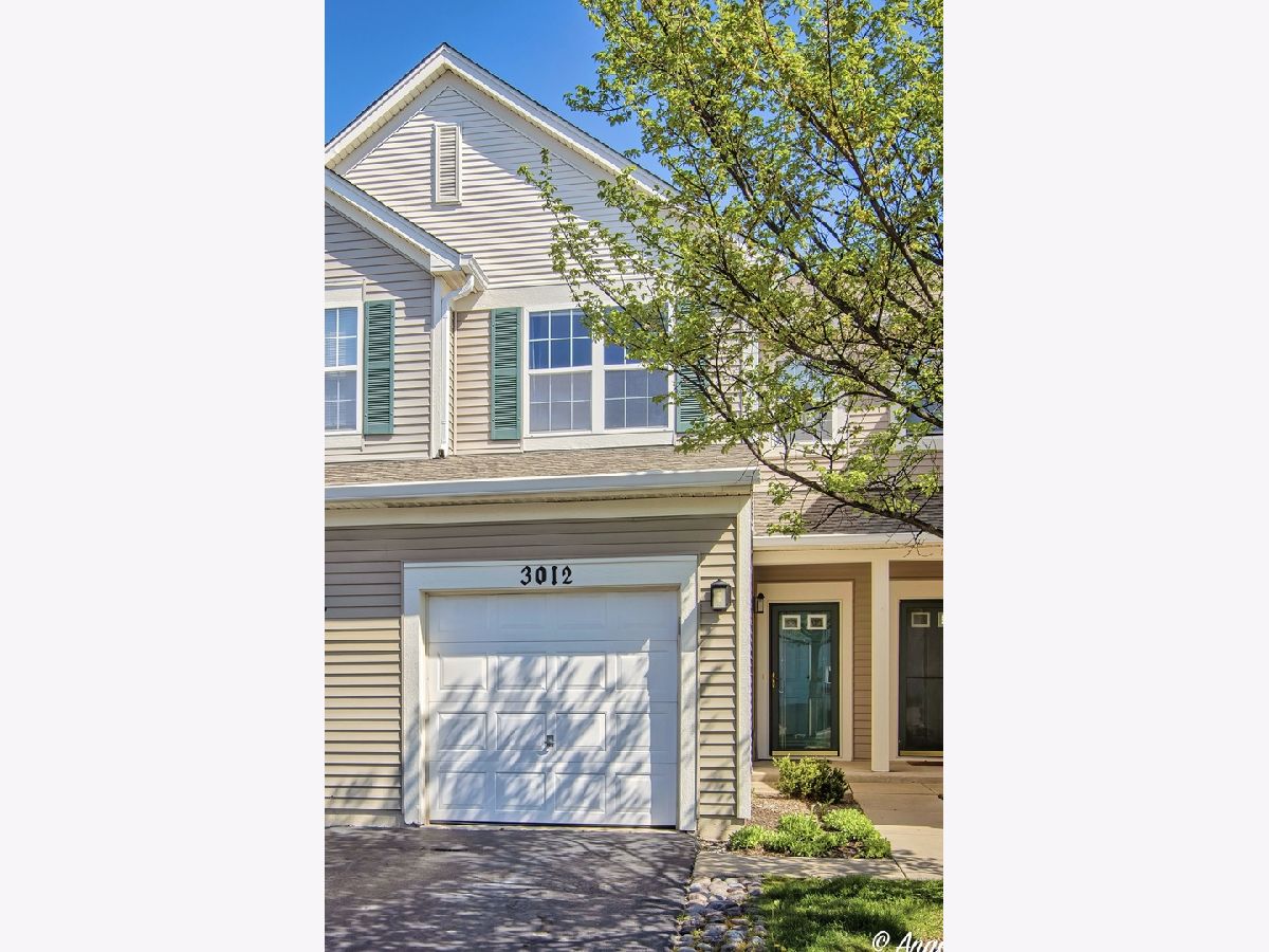 Falling Waters Lindenhurst IL, Townhomes & Condos For Sale & For Rent