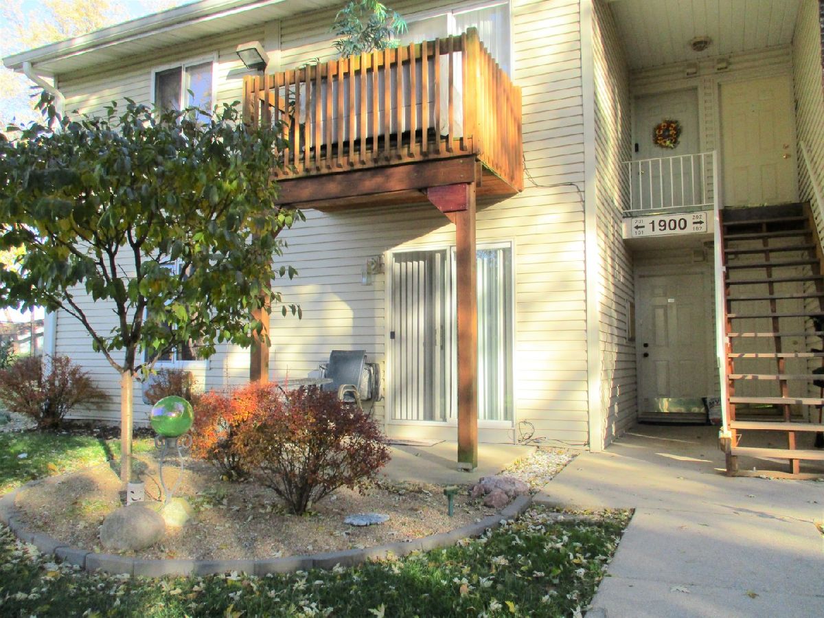 Condominiums Sold Deer Run Oswego Illinois, 1900 Light
