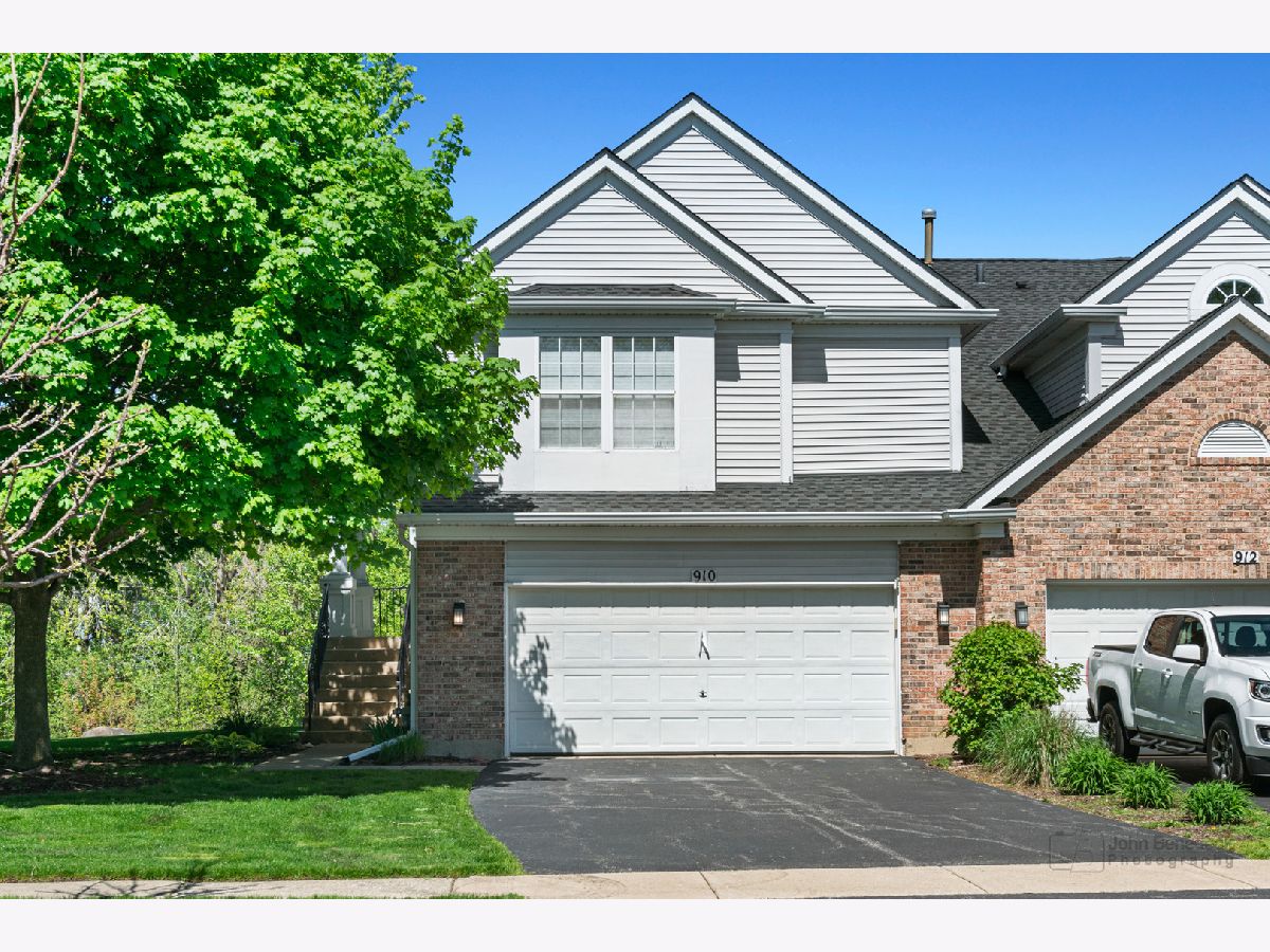 Townhomes & Condos & Homes Sold Willow Creek West Chicago Illinois, 910 Ainsley