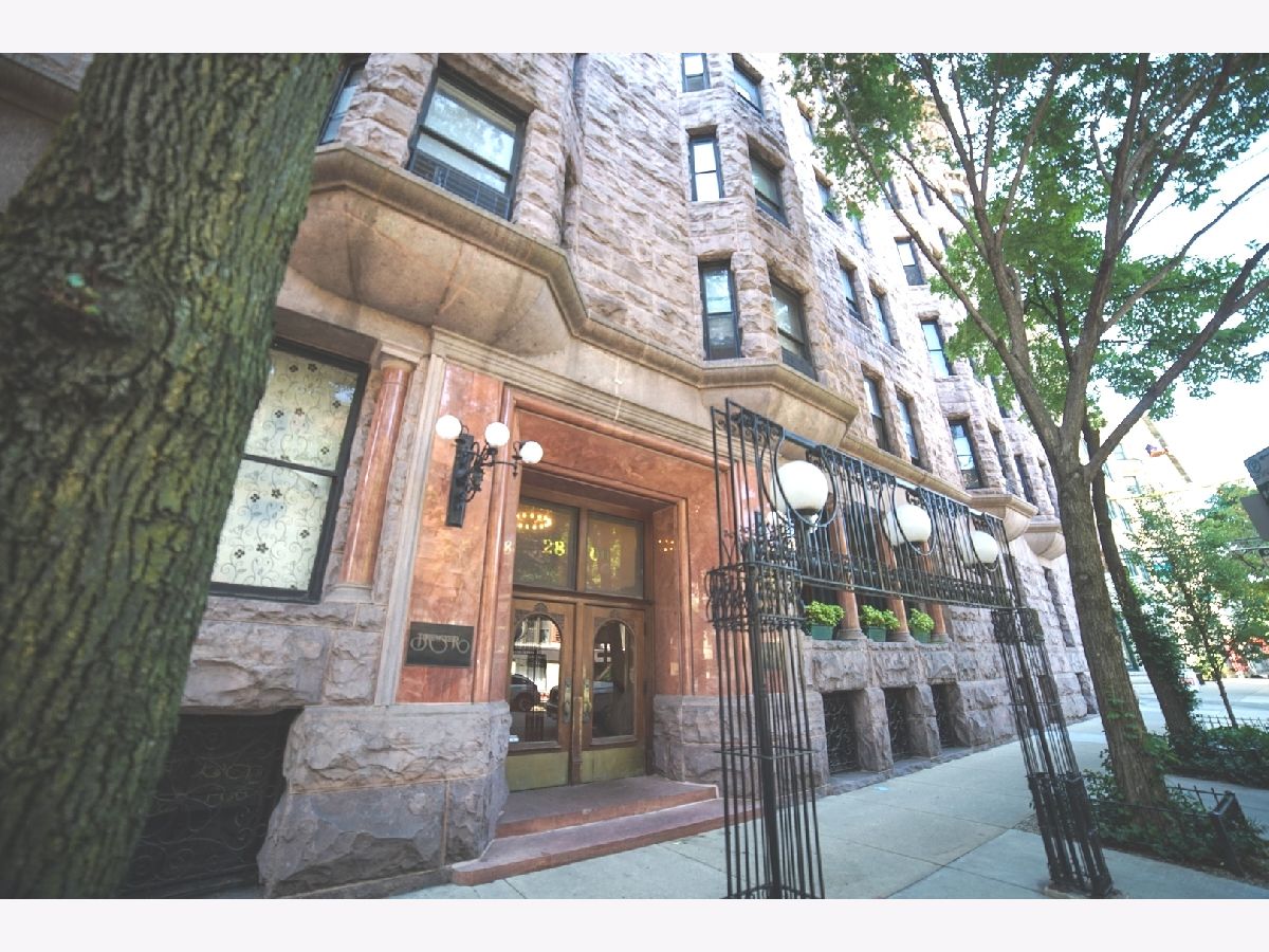 Condominiums Rented The Brewster Chicago Illinois, 2800 Pine Grove