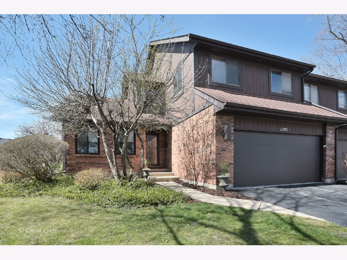 Homes & Condominiums Sold Century Oaks Elgin Illinois, 1390 Creekside