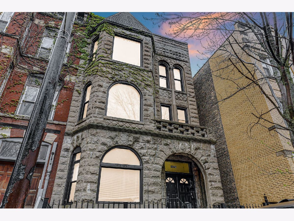 Townhomes & Condos & Homes Rented Sheffields Chicago Illinois, 2242 Halsted