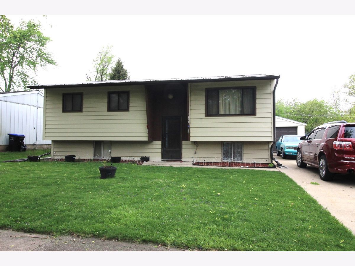 Homes & Condos & Townhomes Sold Holiday Knolls Bloomington Illinois, 1238 Dogwood