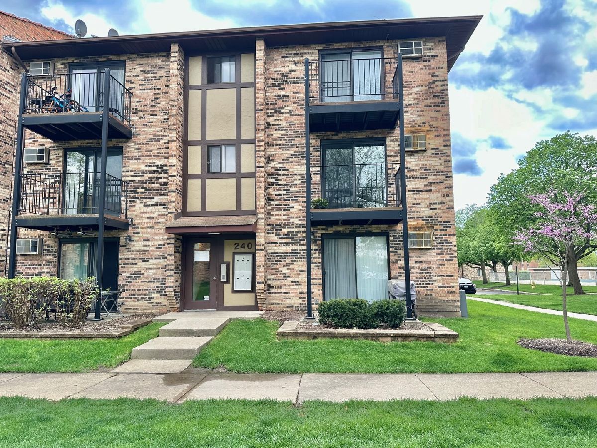 Condominiums Rented Klein Creek Carol Stream Illinois, 240 Klein Creek