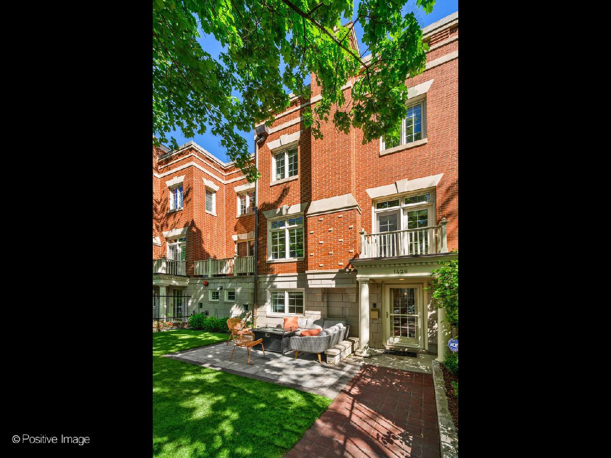 Townhomes & Condos & Homes Sold Embassy Club Chicago Illinois, 1426 Wrightwood