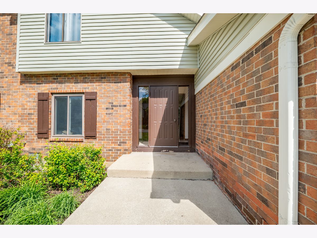 Condominiums Sold Cross Creek Roselle Illinois, 631 Cross Creek