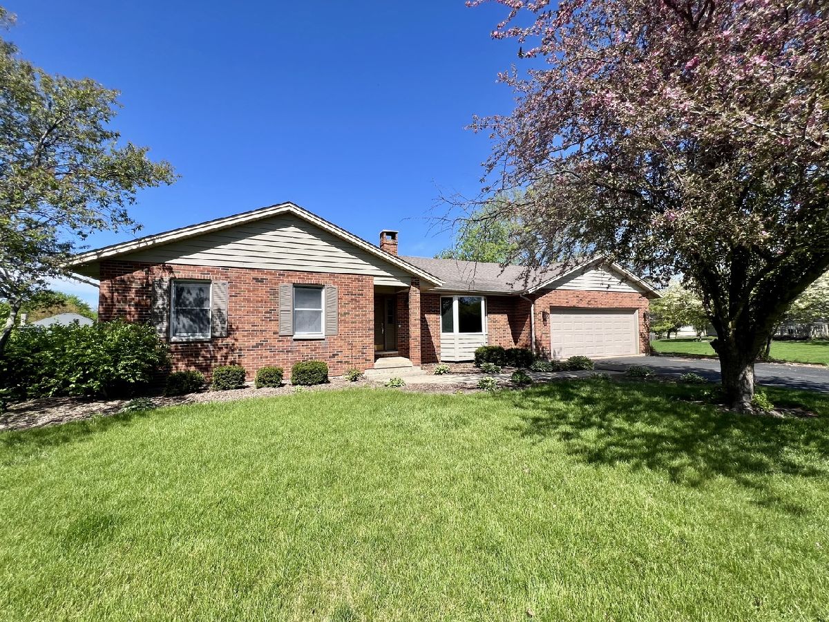 Homes & Condos & Townhomes Rented Fairway Oaks Dekalb Illinois, 2885 Country Club