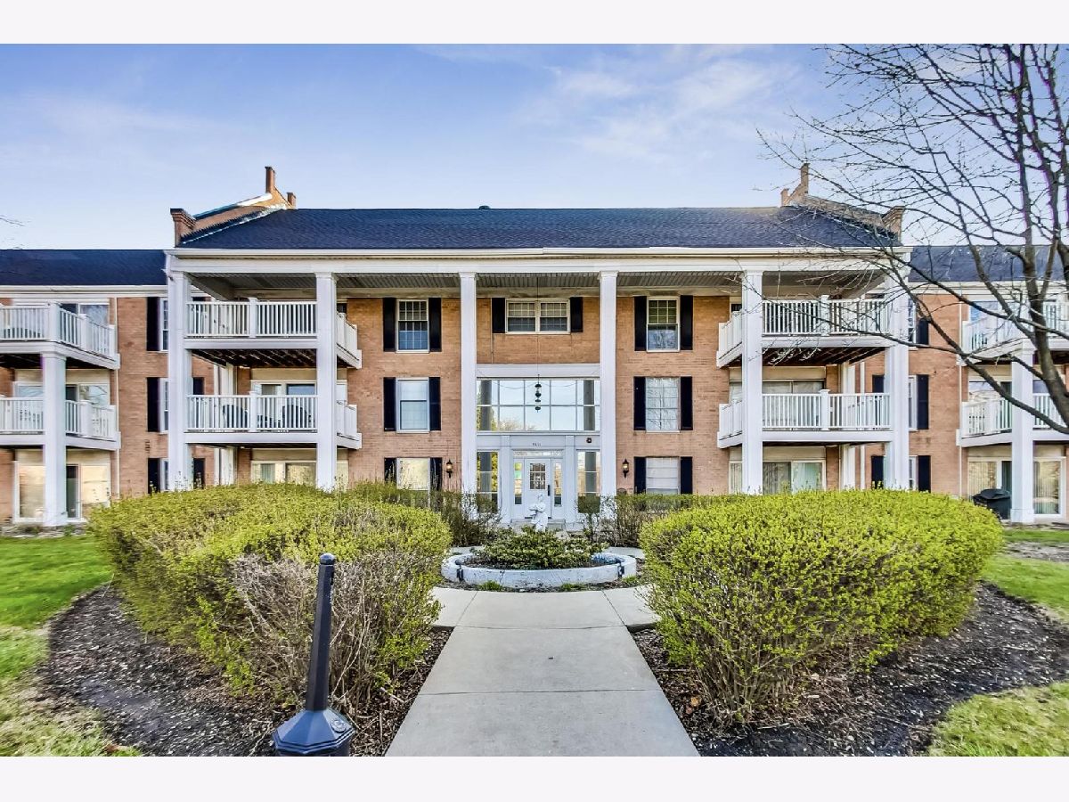 Condominiums Sold Three Fountains On The Lake Rolling Meadows Illinois, 5601 Carriageway