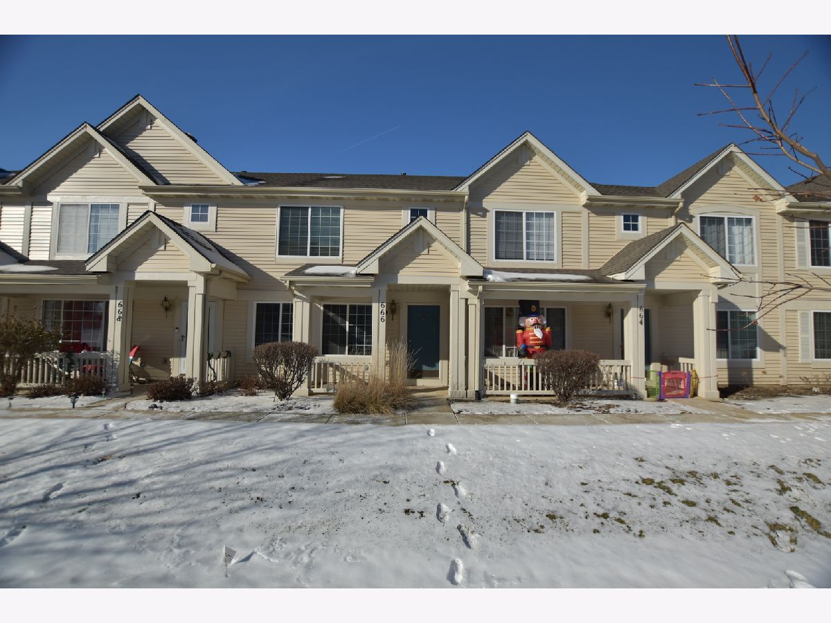 Townhomes Rented Lincoln Station Oswego Illinois, 666 Lincoln Station