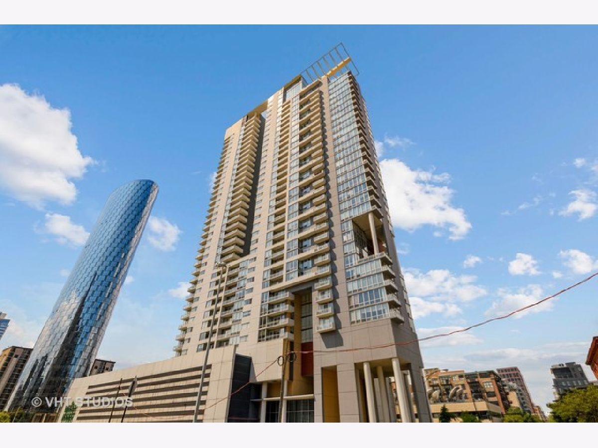 Condominiums Rented Skybridge Chicago Illinois, 737 Washington