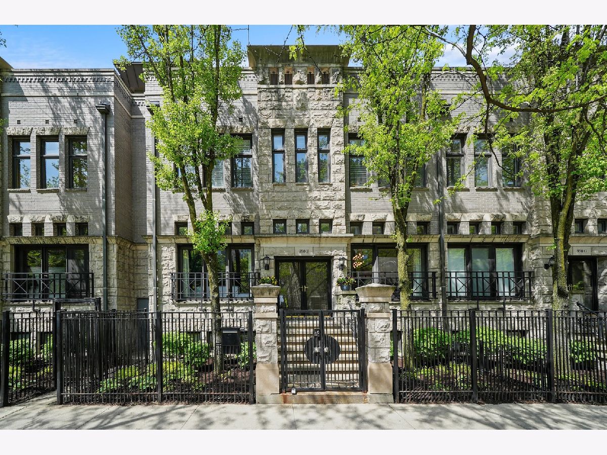 Townhomes Sold Oak Club Condos Chicago Illinois, 950 Clark