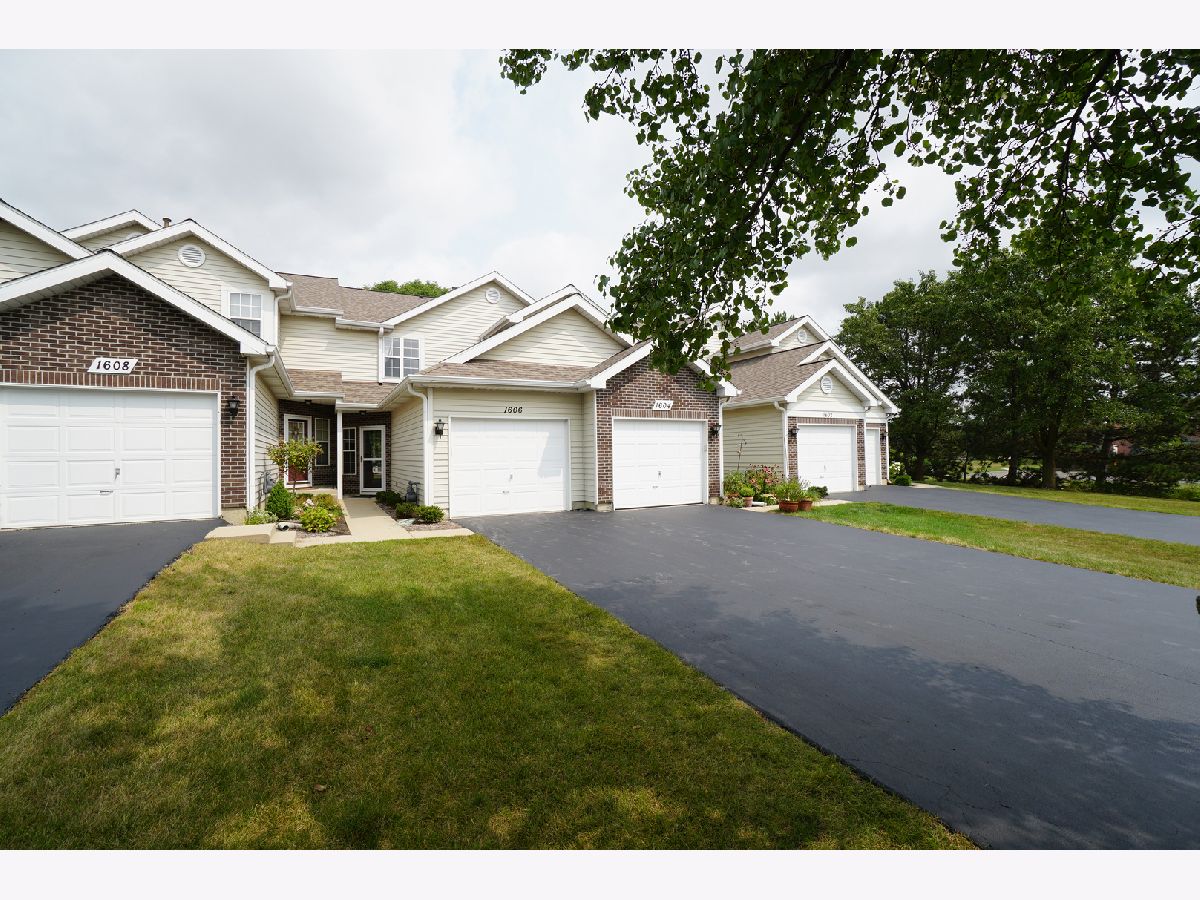 Townhomes Rented Woodhaven Mundelein Illinois, 1606 Woodhaven