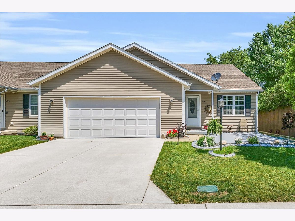 Homes & Condos & Townhomes Sold Heritage Fisher Illinois, 206 Augusta