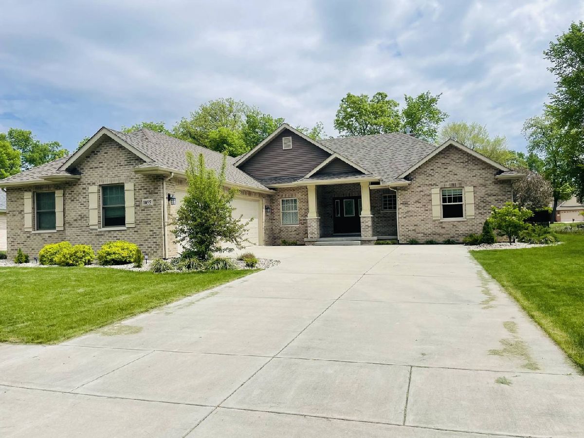 Homes Rented Wooded Lake Morris Illinois, 1055 Oakwood