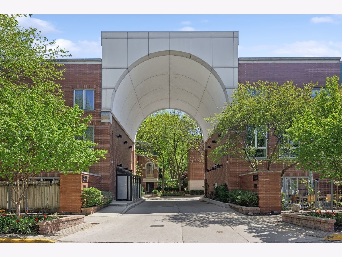 Townhomes Sold Tamerlane Chicago Illinois, 2653 Greenview