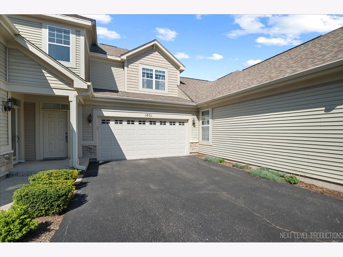 Stonegate West Aurora IL, Townhomes & Condos & Homes For Sale & For