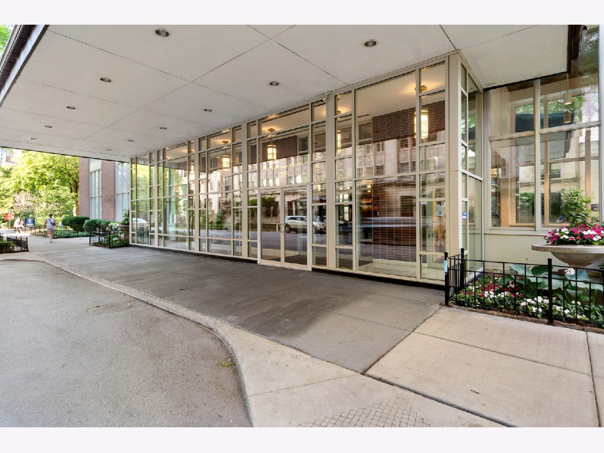Condominiums Rented Ambassador House Chicago Illinois, 1325 State