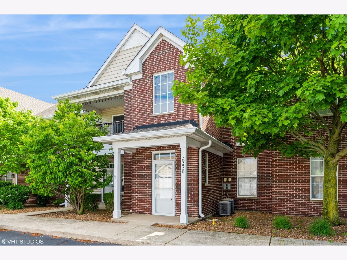 Townhomes & Condos & Homes Sold Walnut Trails Shorewood Illinois, 1956 Parkside