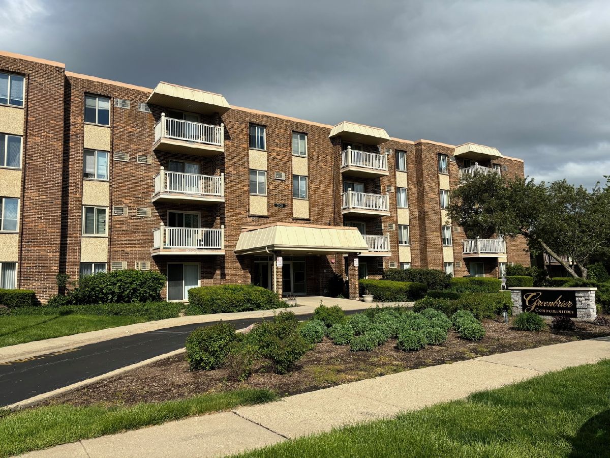 Homes & Condominiums Sold Greenbrier Arlington Heights Illinois, 2423 Kennicott