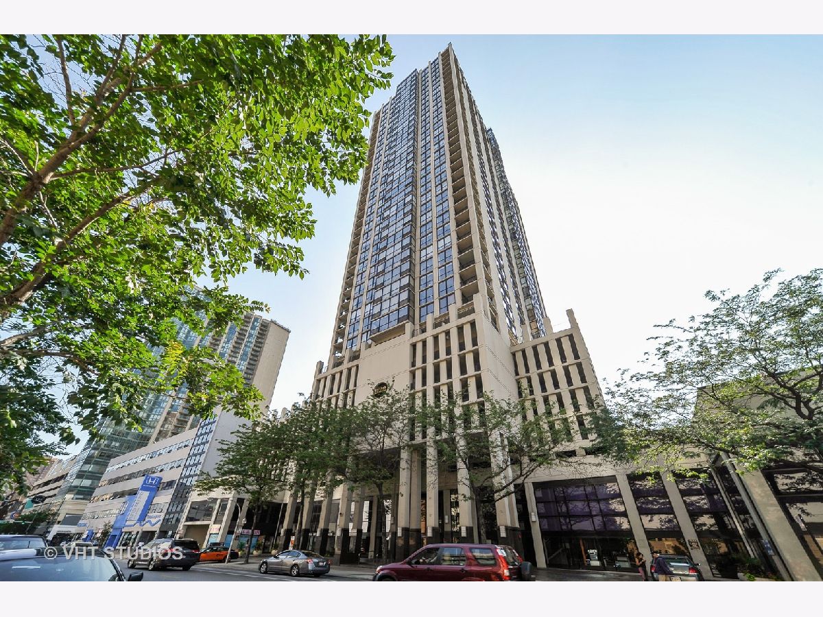 Condominiums Rented Elm At Clark Condos Chicago Illinois, 1122 Clark