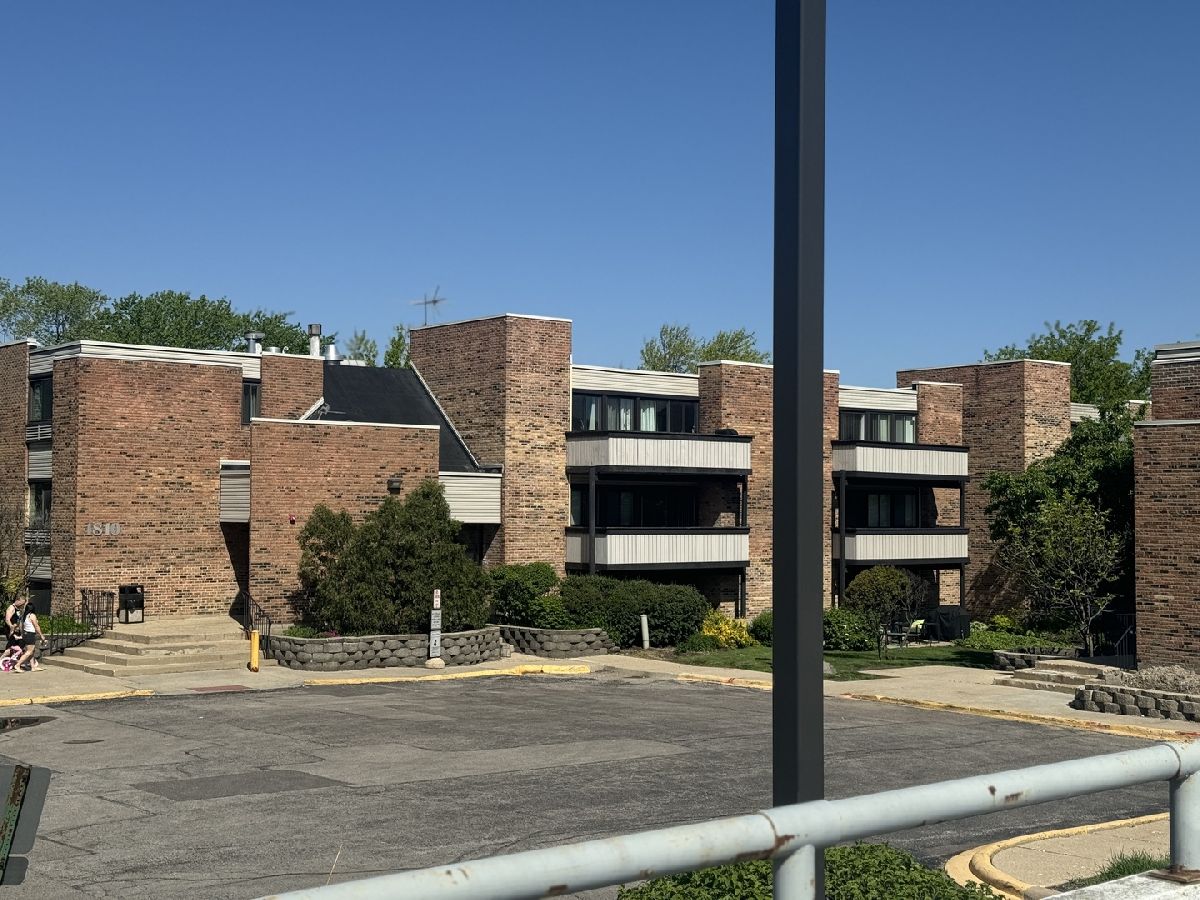 Condominiums Sold Lakeside At Walden Schaumburg Illinois, 1810 Hemlock