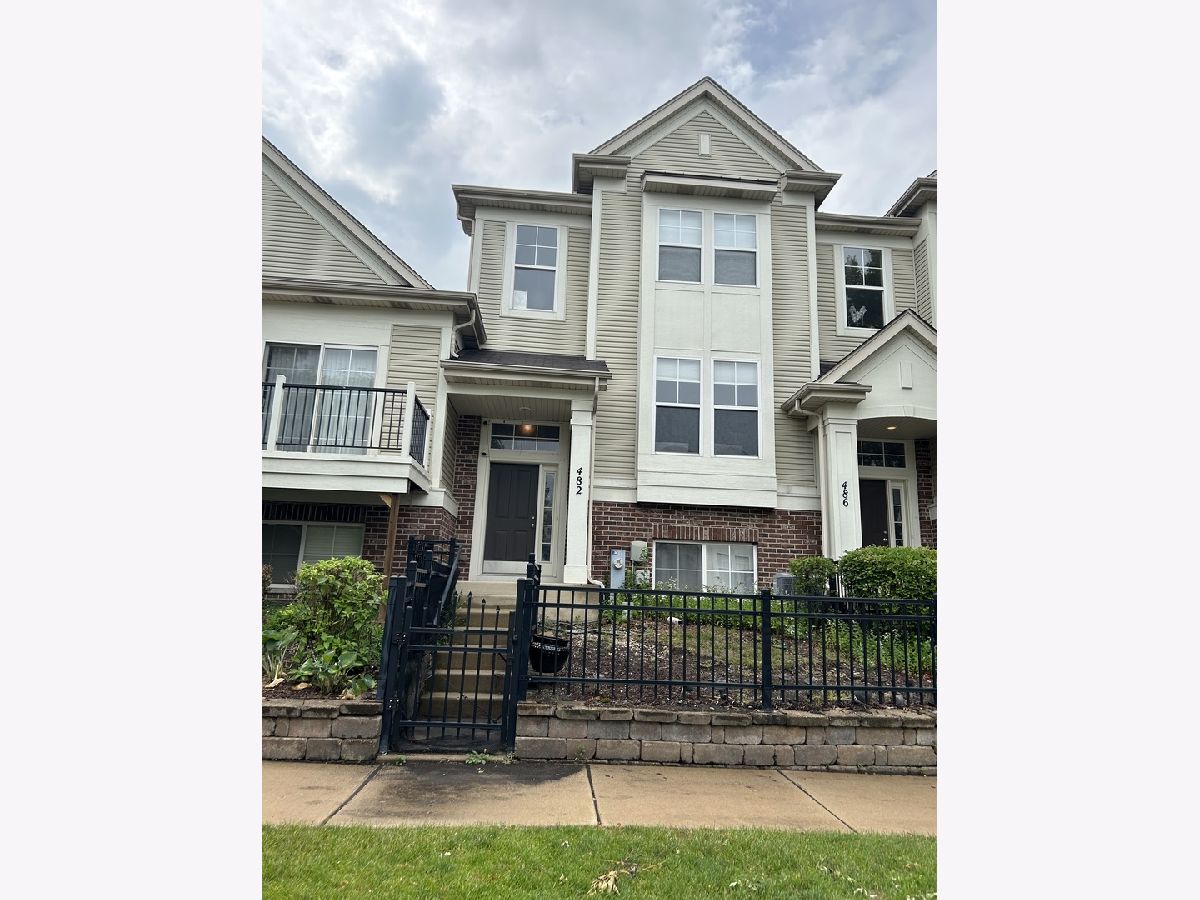 Townhomes & Condos Rented The Plaza On New York Aurora Illinois, 482 Grosvenor