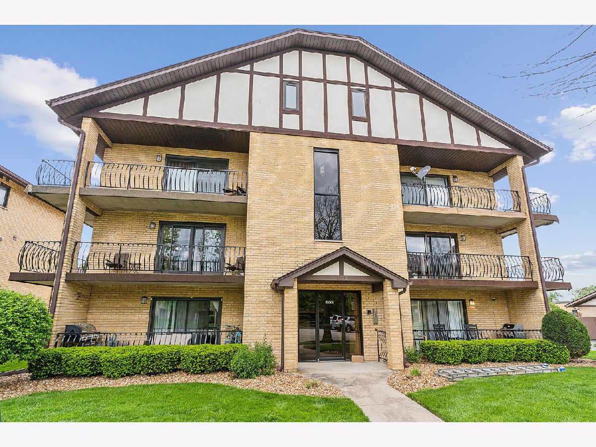 Condominiums Sold Oak Village Tinley Park Illinois, 17950 Royal Oak